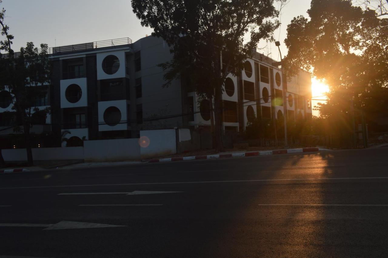 Airport Avenue Hotel Gyogon Buitenkant foto